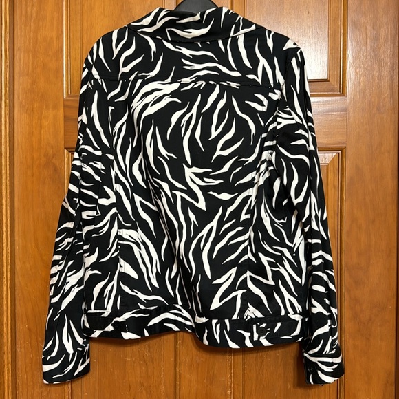 Striking jacket! Size medium by Harve Bernard - Picture 4 of 5